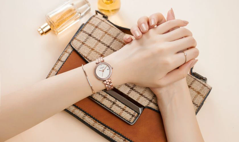 Đồng hồ đeo tay cho khách hàng nữ nhân dịp 20/10