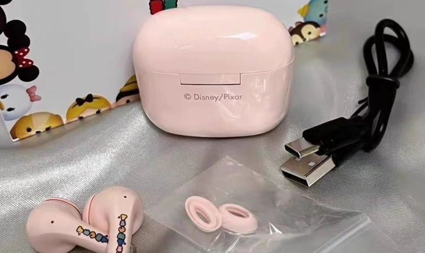 C&aacute;ch sạc pin tai nghe Disney F6 để sử dụng