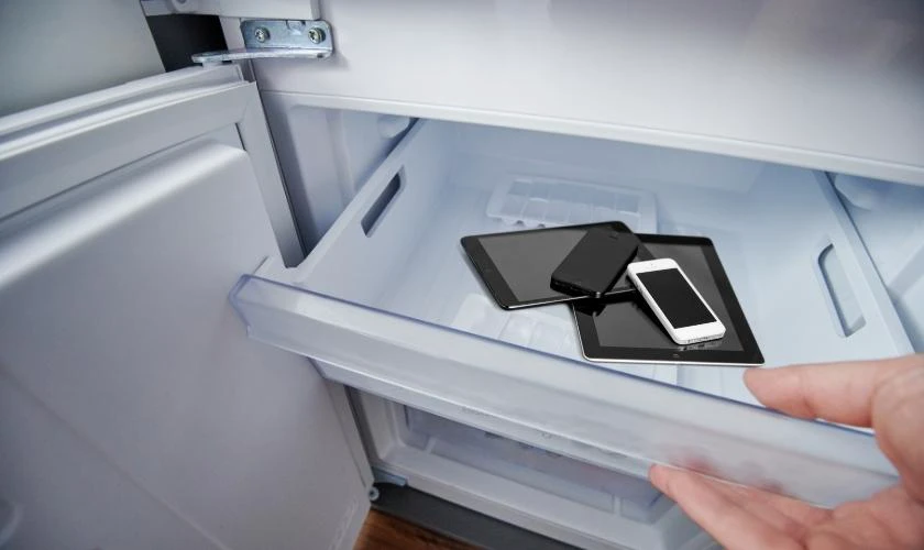 Bỏ điện thoại bị v&ocirc; nước v&agrave;o tủ lạnh để sấy kh&ocirc;
