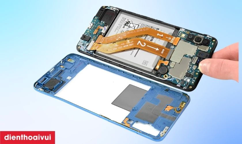 C&oacute; thể tự thay m&agrave;n h&igrave;nh Samsung tại nh&agrave; được kh&ocirc;ng?