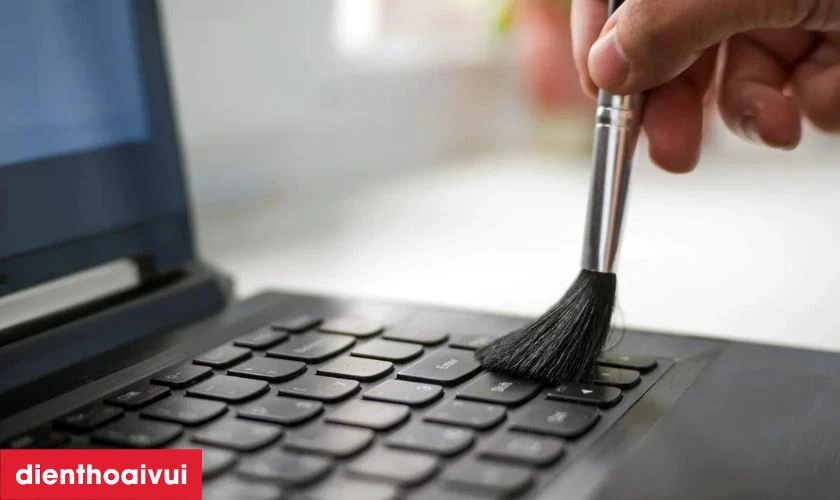 Vệ sinh b&agrave;n ph&iacute;m laptop