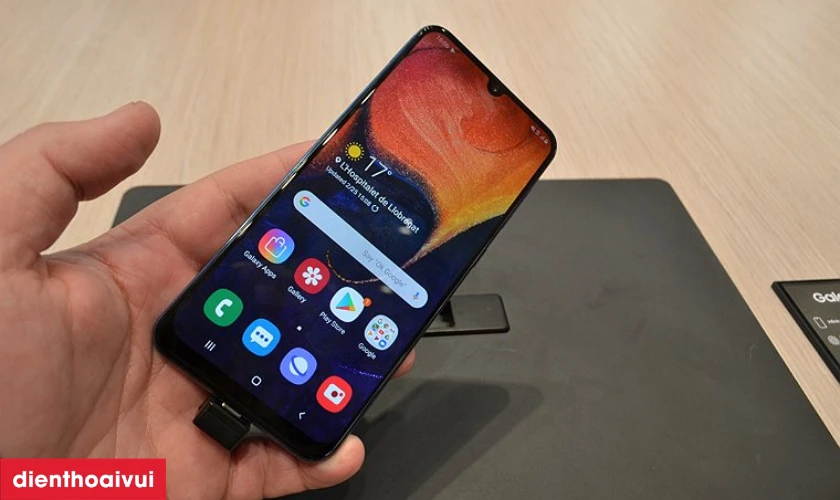 thay k&iacute;nh samsung a50