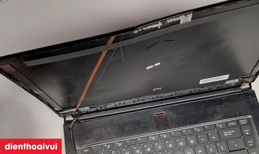 Dấu hiệu cần thay vỏ laptop khi bị móp méo, nứt vỡ