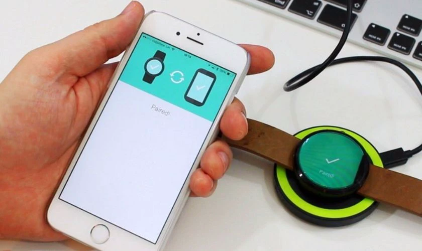 Đồng thời mở Bluetooth v&agrave; ứng dụng kết nối đồng hồ