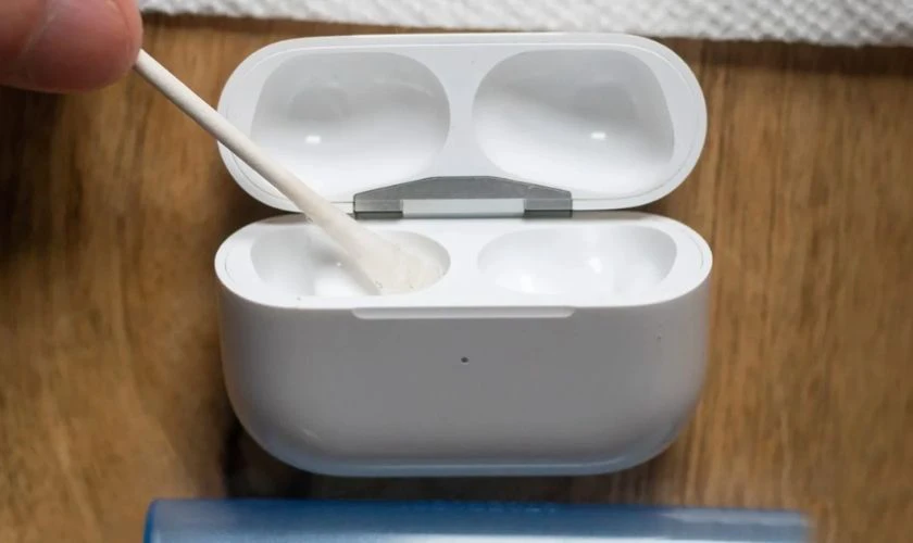 L&agrave;m sao để vệ sinh hộp tai nghe Bluetooth, Airpod?