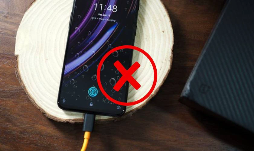 Không nên sạc điện thoại Samsung ngay lập tức