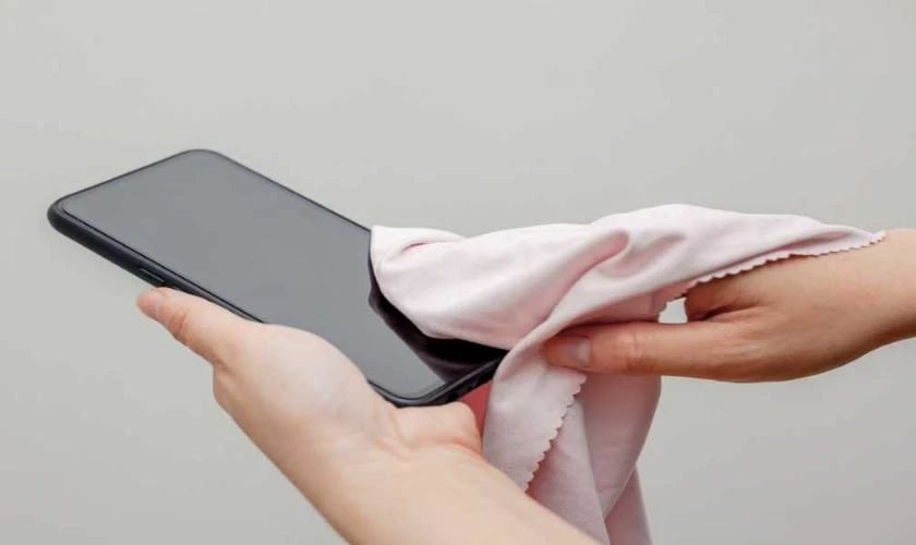 D&ugrave;ng khăn lau nhẹ bề mặt iPhone 11