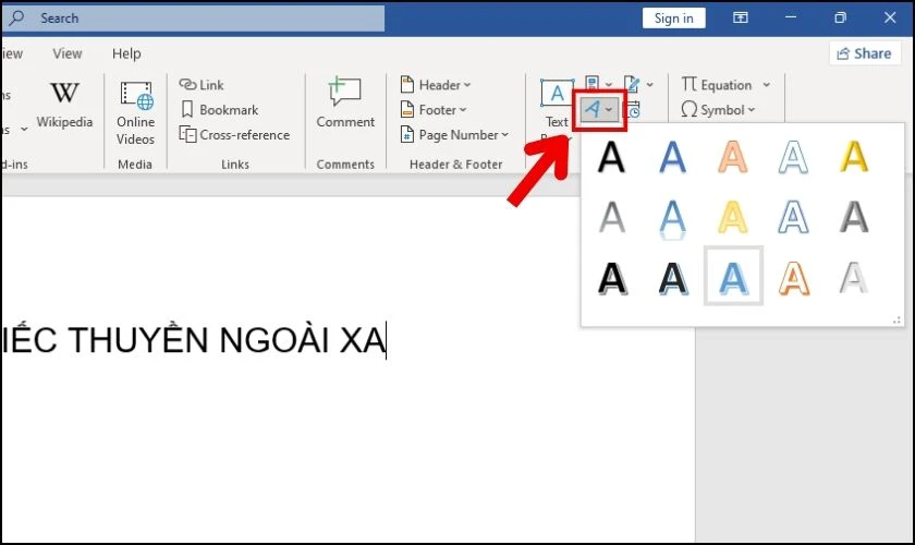 V&agrave;o thẻ Insert, chọn WordArt để t&igrave;m kiếm c&aacute;c mẫu chữ cong trong Word