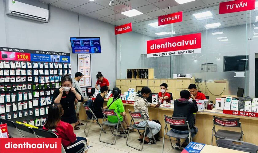 Qu&aacute; tr&igrave;nh thay pin Samsung minh bạch tại Điện Thoại Vui