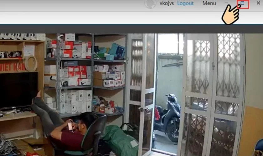 Để mở to khung camera quay h&igrave;nh, bạn chỉ cần chọn v&agrave;o &ocirc; h&igrave;nh vu&ocirc;ng ở ph&iacute;a tr&ecirc;n g&oacute;c phải m&agrave;n h&igrave;nh