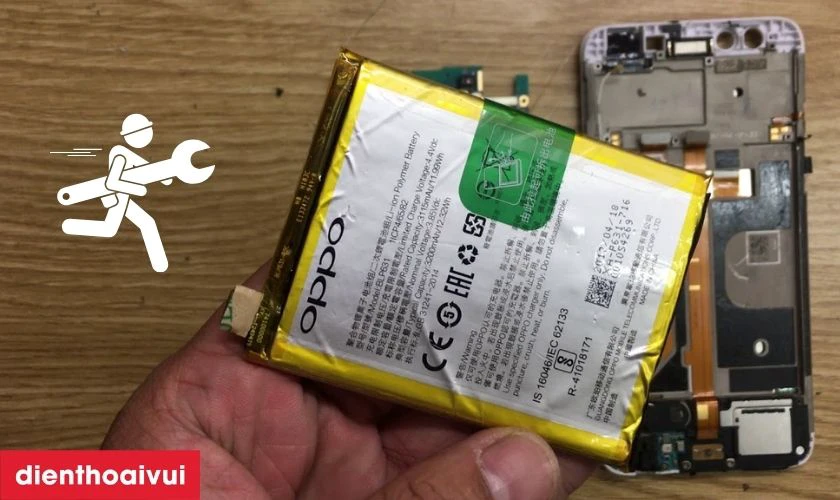 Qu&aacute; tr&igrave;nh thay pin diễn ra ngay tại cửa h&agrave;ng, đảm bảo minh bạch