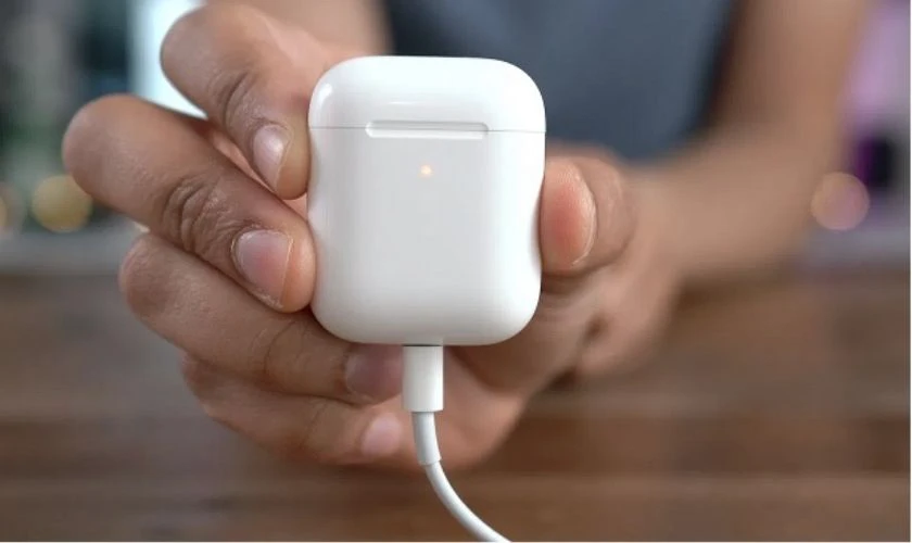 Bạn c&oacute; thể sạc th&ocirc;ng qua m&aacute;y t&iacute;nh hoặc c&aacute;c ổ cắm c&oacute; cổng sạc Micro USB hay lightning