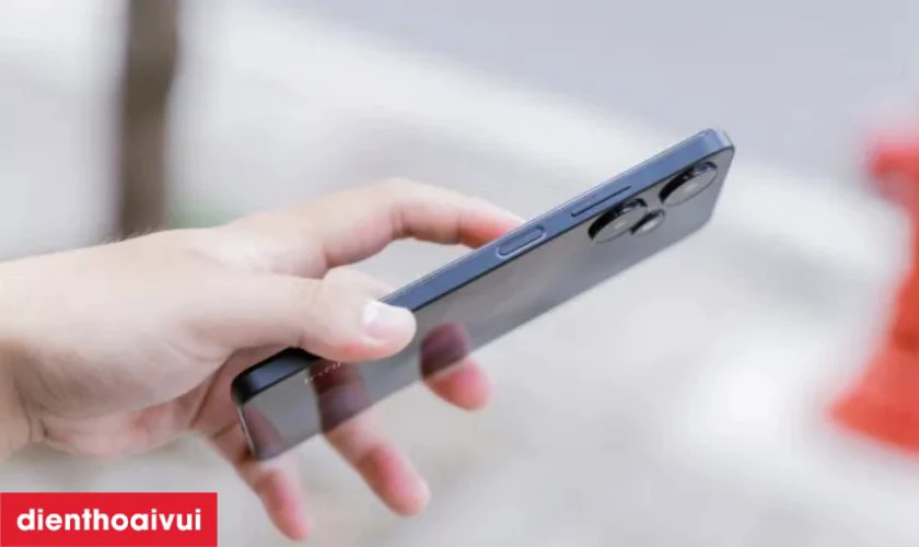 Infinix Hot 30i 4GB 128GB bố tr&iacute; n&uacute;t &acirc;m lượng v&agrave; n&uacute;t nguồn tiện lợi