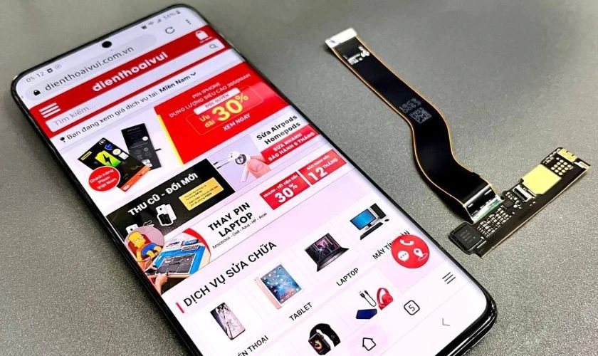 Quy tr&igrave;nh &eacute;p cổ c&aacute;p m&agrave;n h&igrave;nh Samsung Galaxy S21 Fe tại Điện Thoại Vui