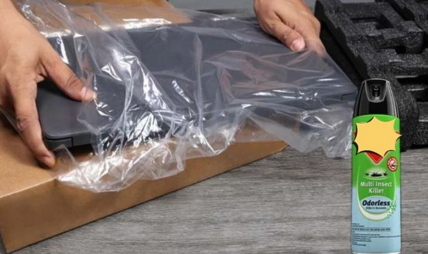 C&aacute;ch bọc laptop trong t&uacute;i k&iacute;n để đuổi kiến ra khỏi laptop