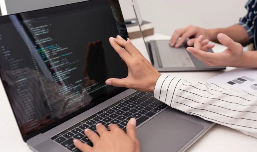 Cách khắc phục khi màn hình laptop bị các sọc đỏ, viền đỏ