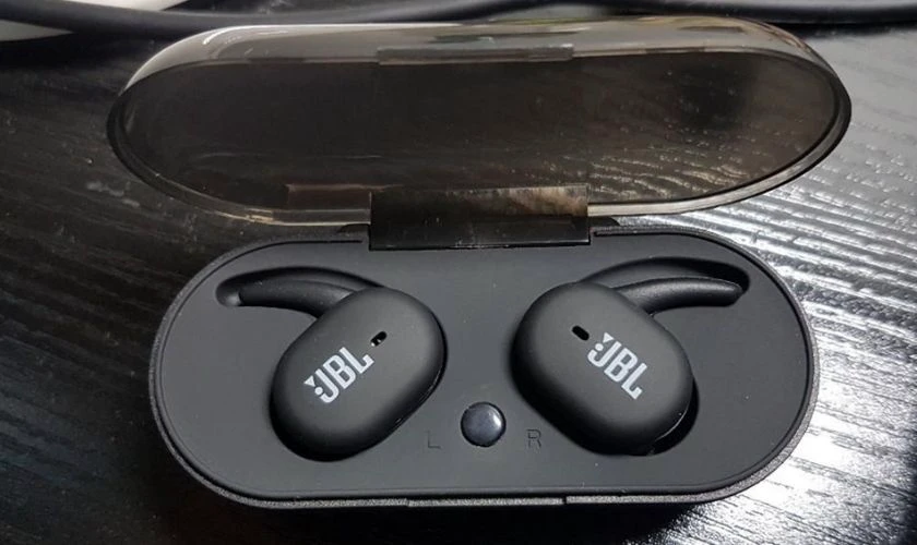V&igrave; sao cần biết c&aacute;ch sử dụng tai nghe Bluetooth JBL TWS4?