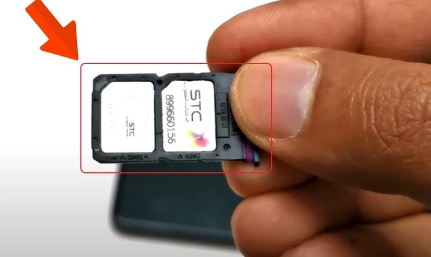 Lắp SIM vào lại khay đựng SIM theo đúng chiều