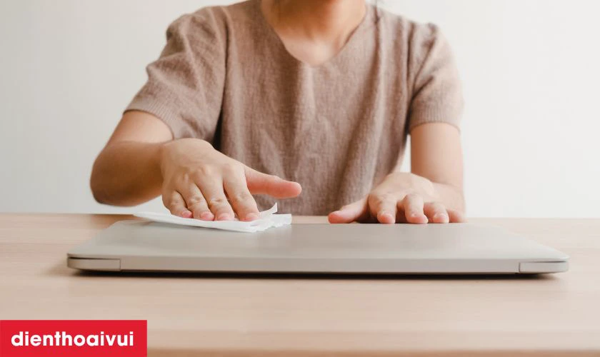 Vệ sinh vỏ laptop