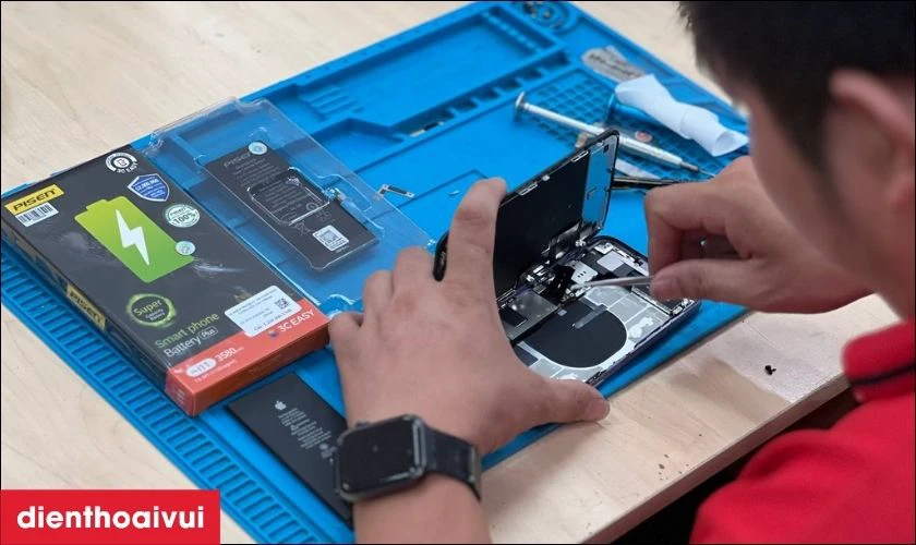 Điện Thoại Vui thực hiện quy tr&igrave;nh thay m&agrave;n h&igrave;nh chuy&ecirc;n nghiệp v&agrave; nhanh ch&oacute;ng
