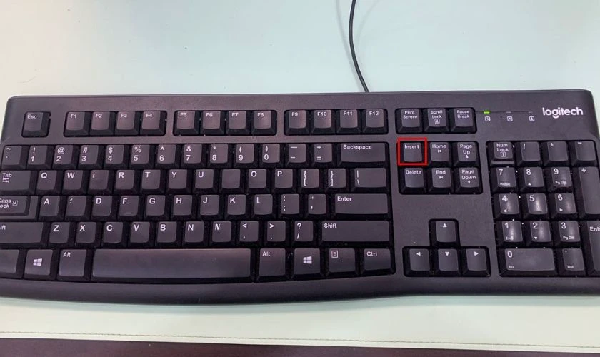 Trong lúc đánh máy bạn vô tình đè phải nút Insert