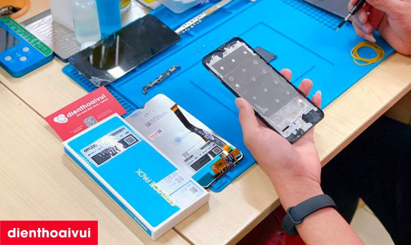 Kiểm tra lại và hoàn thành dịch vụ thay màn hình Samsung A13