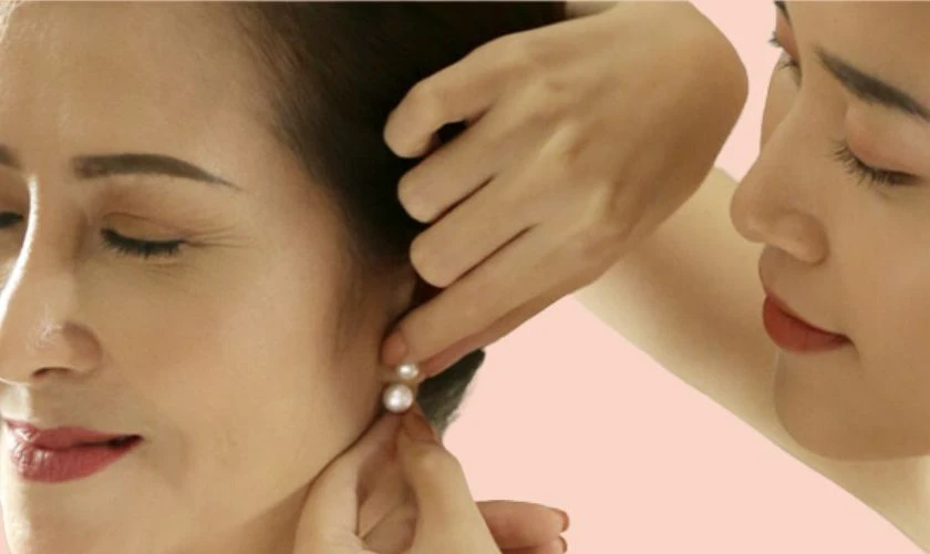 Tặng quà trang sức cho mẹ chồng ngày 20/10