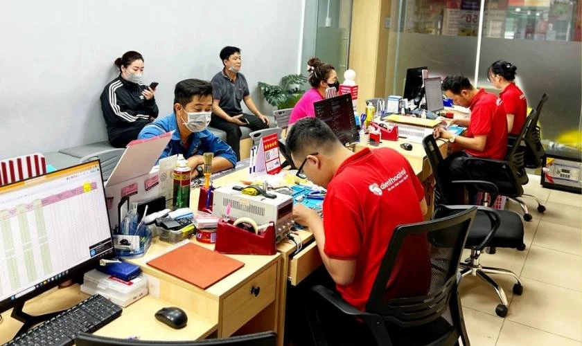 Dịch vụ thay &eacute;p k&iacute;nh iPhone 14 Pro uy t&iacute;n tại Điện Thoại Vui
