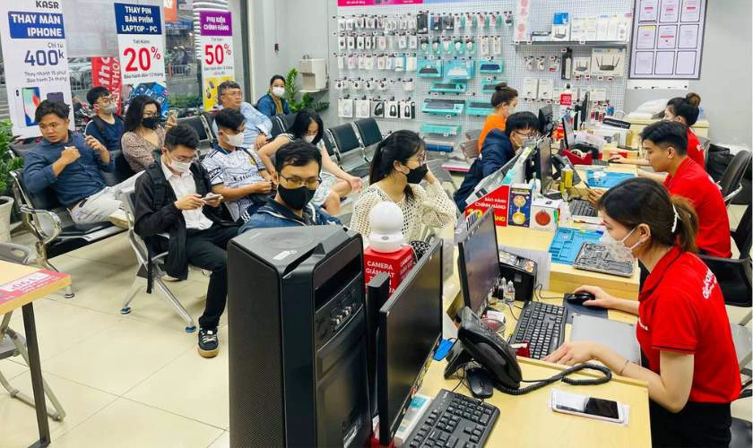 Thay pin Pisen ch&iacute;nh h&atilde;ng cho iPhone XS tại Điện Thoại Vui