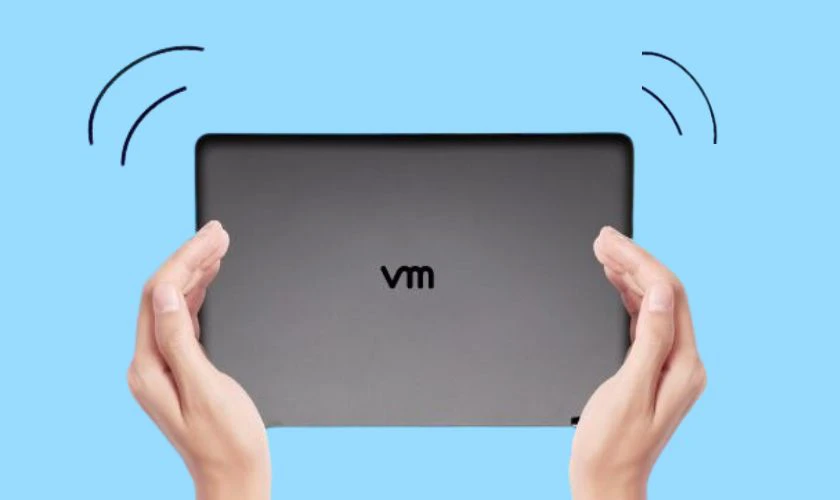 Lắc nhẹ laptop để đuổi kiến chui v&agrave;o laptop