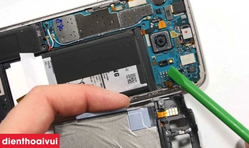 Gi&aacute; thay pin Samsung bao nhi&ecirc;u l&agrave; hợp l&yacute;