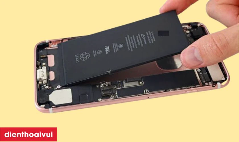 Thay thế pin cho iPhone7 Plus gi&aacute; bao nhi&ecirc;u? ở đ&acirc;u uy t&iacute;n?