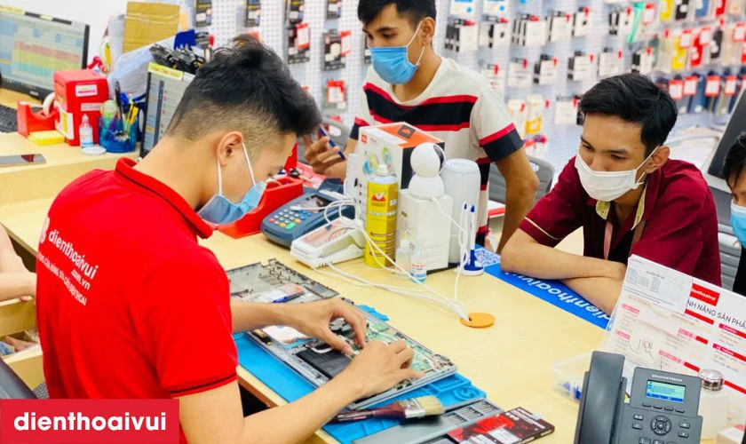 Mỗi nh&acirc;n vi&ecirc;n kỹ thuật được trang bị dụng cụ l&agrave;m sạch laptop chuy&ecirc;n dụng