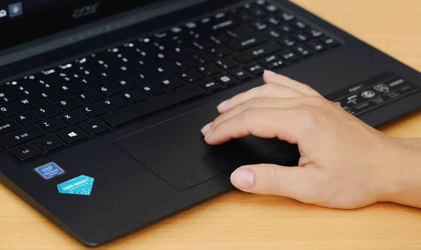 Kiểm tra b&agrave;n ph&iacute;m v&agrave; touchpad