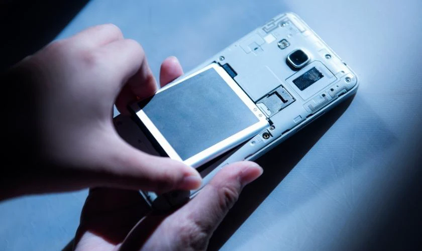 Th&aacute;o thẻ SIM, thẻ nhớ hoặc pin