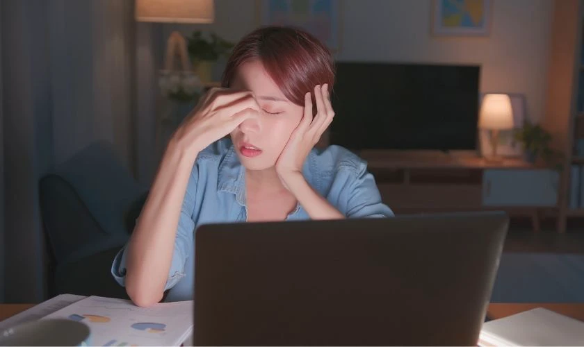 Màn hình laptop bị viền đỏ, chấm đỏ có ảnh hưởng gì không?