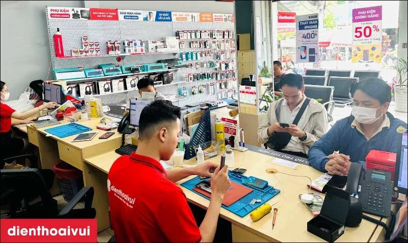 Kh&aacute;ch h&agrave;ng trực tiếp quan s&aacute;t to&agrave;n bộ quy tr&igrave;nh &eacute;p k&iacute;nh