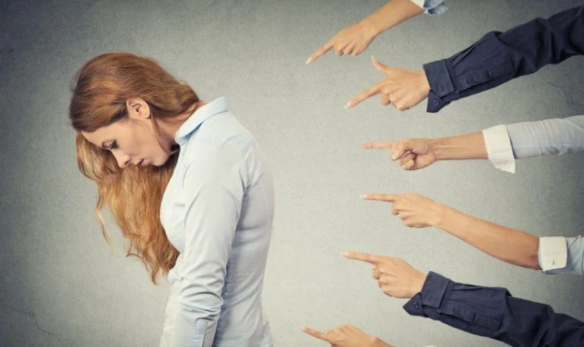 Ph&aacute;n x&eacute;t người kh&aacute;c l&agrave; g&igrave; trong toxic?