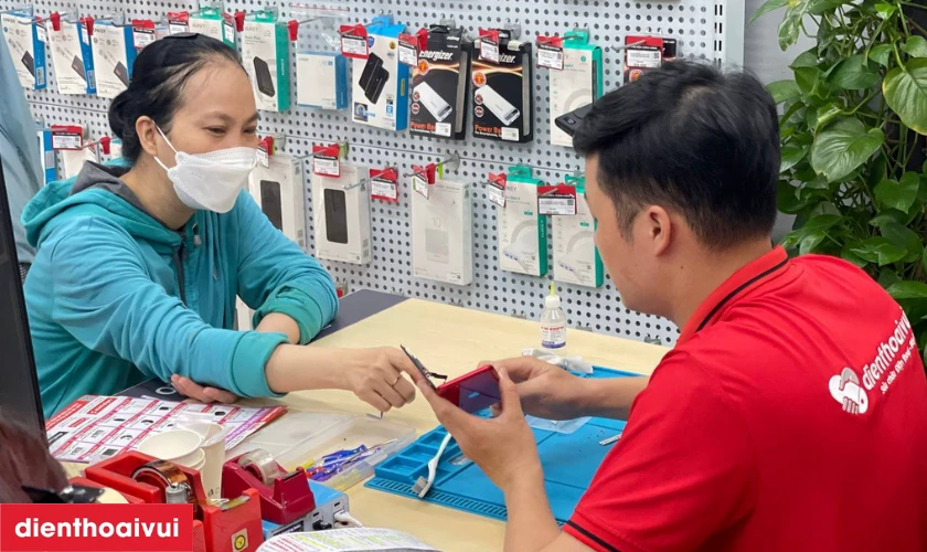 Quy tr&igrave;nh thay m&agrave;n h&igrave;nh điện thoại Samsung tại Điện Thoại Vui