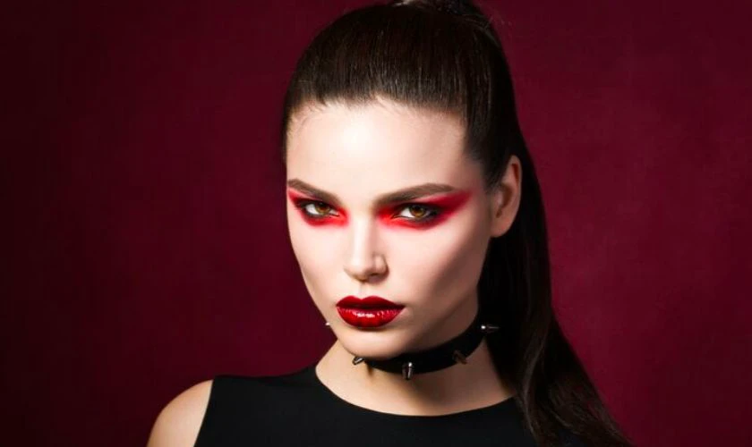 Hoàn tất hóa trang ma cà rồng ngày Halloween