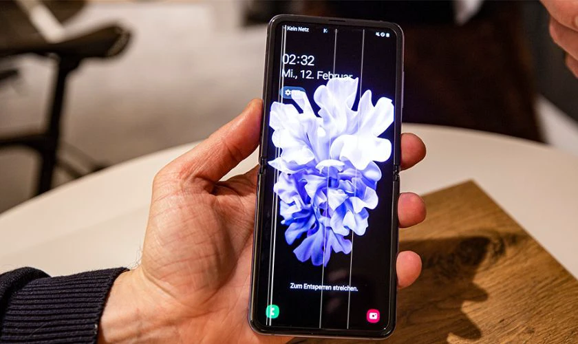 Nguyên nhân Samsung Z Flip 3 bị sọc màn hình