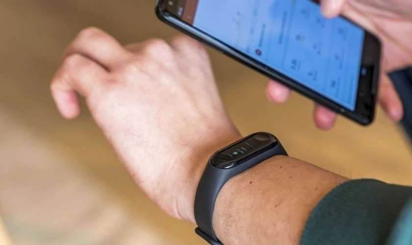App kết nối đồng hồ th&ocirc;ng minh, đồng hồ Xiaomi l&agrave; ứng dụng cần thiết trong cuộc sống. Ng&agrave;y nay, đồng hồ th&ocirc;ng minh rất được ưa chuộng bởi những tiện &iacute;ch m&agrave; n&oacute; mang lại. V&igrave; vậy, b&agrave;i viết dưới đ&acirc;y sẽ m&aacute;ch bạn những phần mềm kết nối đồng hồ th&ocirc;ng minh&nbsp;với điện thoại bạn kh&ocirc;ng n&ecirc;n bỏ qua. Tham khảo ngay nh&eacute;!&nbsp;  App kết nối đồng hồ th&ocirc;ng minh d&ugrave;ng để l&agrave;m g&igrave;?  Ng&agrave;y nay, để phục vụ nhu cầu sử dụng đồng hồ th&ocirc;ng minh của con người. C&oacute; rất nhiều App kết nối đồng hồ th&ocirc;ng minh với những c&ocirc;ng dụng vượt trội. C&oacute; thể kể đến như:  Theo d&otilde;i sức khỏe người d&ugrave;ng. Th&ocirc;ng b&aacute;o lịch tr&igrave;nh. Quản l&yacute; những cuộc hẹn, cuộc họp. Cập nhật những tin tức n&oacute;ng trong ng&agrave;y. Dự b&aacute;o thời tiết. Hiển thị tin nhắn, cuộc gọi mới đến. Th&ocirc;ng b&aacute;o hoạt động ở c&aacute;c trang mạng x&atilde; hội.  C&aacute;c ứng dụng kết nối đồng hồ th&ocirc;ng minh sẽ gi&uacute;p tối ưu h&oacute;a chức năng của đồng hồ. Từ đ&oacute;, cuộc sống người d&ugrave;ng sẽ trở n&ecirc;n dễ d&agrave;ng v&agrave; tiện lợi hơn.  Tổng hợp App kết nối với đồng hồ th&ocirc;ng tin m&agrave; bạn n&ecirc;n biết  C&oacute; rất nhiều App kết nối đồng hồ th&ocirc;ng minh được nhiều người d&ugrave;ng tin tưởng hiện nay. Tụi m&igrave;nh sẽ tổng hợp những ứng dụng kết nối đồng hồ th&ocirc;ng minh với những t&iacute;nh năng vượt trội ri&ecirc;ng. H&atilde;y theo d&otilde;i v&agrave; lựa chọn ứng dụng ph&ugrave; hợp với m&igrave;nh nh&eacute;.  Sử dụng App Wear OS để kết nối đồng hồ th&ocirc;ng minh cho ios v&agrave; android  App kết nối đồng hồ th&ocirc;ng minh mang t&ecirc;n Wear OS (t&ecirc;n cũ l&agrave; Android Wear) l&agrave; ứng dụng bạn kh&ocirc;ng n&ecirc;n bỏ qua. Ứng dụng n&agrave;y c&oacute; thể sử dụng bởi cả 2 hệ điều h&agrave;nh l&agrave; Android v&agrave; iOS. V&igrave; vậy, bất cứ ai cũng c&oacute; thể tải xuống v&agrave; sử dụng ứng dụng n&agrave;y.  C&aacute;ch kết nối đồng hồ th&ocirc;ng minh với điện thoại Android bằng Wear OS:  Bước 1: T&igrave;m kiếm ứng dụng Wear OS By Google tại cửa h&agrave;ng CH Play. Sau đ&oacute;, tiến h&agrave;nh tải v&agrave; c&agrave;i đặt ứng dụng về điện thoại.  Bước 2: Sau khi ho&agrave;n tất tải về ứng dụng Wear OS. H&atilde;y bật Bluetooth tr&ecirc;n điện thoại của bạn.  Bước 3: Tiếp đến, bạn đ&atilde; c&oacute; thể mở nguồn chiếc đồng hồ th&ocirc;ng minh. Thực hiện c&agrave;i đặt ng&ocirc;n ngữ, x&aacute;c nhận c&aacute;c điều khoản ứng dụng đưa ra. Đặc biệt, h&atilde;y lưu &yacute; đến m&atilde; ID của thiết bị nh&eacute;.  Bước 4: Truy cập ứng dụng Wear OS đ&atilde; tải. T&igrave;m ID của chiếc đồng hồ v&agrave; chờ hiện l&ecirc;n Y&ecirc;u cầu Gh&eacute;p đ&ocirc;i Bluetooth. Nhấn chọn Gh&eacute;p đ&ocirc;i v&agrave; đợi đến khi c&oacute; th&ocirc;ng b&aacute;o th&agrave;nh c&ocirc;ng l&agrave; ho&agrave;n tất.  Bước 5: L&uacute;c n&agrave;y bạn chỉ cần xem hướng dẫn của Android Wear v&agrave; bắt đầu sử dụng.  C&aacute;ch kết nối đồng hồ th&ocirc;ng minh với điện thoại hệ điều h&agrave;nh iOS bằng Wear OS:  Bước 1: Bạn h&atilde;y tiến h&agrave;nh tải ứng dụng Wear OS By Google ở Appstore về điện thoại.  Bước 2: Đồng thời mở Bluetooth v&agrave; ứng dụng kết nối đồng hồ th&ocirc;ng minh Wear OS tr&ecirc;n điện thoại.  Bước 3: Bạn h&atilde;y nhập m&atilde; hiển thị tr&ecirc;n đồng hồ, để c&oacute; thể kết nối ứng dụng với đồng hồ th&ocirc;ng minh.  Bước 4: Tiến h&agrave;nh sử dụng theo chỉ dẫn của ứng dụng Android Wear.  Tr&ecirc;n đ&acirc;y l&agrave; những bước đơn giản để c&agrave;i đặt v&agrave; sử dụng Android Wear. App kết nối đồng hồ th&ocirc;ng minh n&agrave;y sẽ gi&uacute;p bạn tối ưu h&oacute;a c&aacute;c t&iacute;nh năng của đồng hồ.  App kết nối đồng hồ th&ocirc;ng minh Apple Watch của iPhone  Nếu bạn sử dụng Apple Watch, bạn c&oacute; thể kết nối với điện thoại theo c&aacute;ch sau:  C&aacute;ch 1: Để kết nối Apple Watch với đồng hồ, bạn c&oacute; thể d&ugrave;ng camera của iPhone. C&aacute;c bước cụ thể như sau:  Bước 1: Khởi động Apple Watch cho đến khi c&oacute; giao diện xanh.  Bước 2: Mở ứng dụng Apple Watch tr&ecirc;n iPhone v&agrave; chọn ng&ocirc;n ngữ d&ugrave;ng. Sau đ&oacute;, ấn chọn Start Pairing.  Bước 3: Sử dụng Camera của iPhone để qu&eacute;t m&agrave;n h&igrave;nh của Apple Watch. Bằng c&aacute;ch đưa m&agrave;n h&igrave;nh đồng hồ v&agrave;o vừa tầm của Camera iPhone.  Bước 4: Cuối c&ugrave;ng, bạn h&atilde;y thực hiện c&aacute;c bước theo chỉ dẫn của ứng dụng.  C&aacute;ch 2: Hoặc c&ograve;n một c&aacute;ch m&agrave; kh&ocirc;ng cần d&ugrave;ng Camera của iPhone. C&aacute;c bước như sau:  Bước 1: Mở ứng dụng Apple Watch tr&ecirc;n iPhone. Sau đ&oacute;, chọn mục My Watch.  Bước 2: Bạn h&atilde;y ấn n&uacute;t Start Pairing, rồi chọn Pair Apple Watch Manually.  Bước 3: L&uacute;c n&agrave;y, bạn đ&atilde; c&oacute; thể t&igrave;m kiếm t&ecirc;n Apple Watch của bạn v&agrave; tiến h&agrave;nh gh&eacute;p đ&ocirc;i.  Bước 4: Bạn h&atilde;y thực hiện c&aacute;c bước theo chỉ dẫn của ứng dụng v&agrave; tiến h&agrave;nh sử dụng nh&eacute;.  App kết nối đồng hồ th&ocirc;ng minh Xiaomi Wear  Xiaomi Wear cũng l&agrave; App kết nối đồng hồ th&ocirc;ng minh được đ&ocirc;ng đảo người d&ugrave;ng sử dụng. Nếu bạn đang sử dụng đồng hồ th&ocirc;ng minh của Xiaomi th&igrave; n&ecirc;n tải Xiaomi Wear để kết nối với điện thoại. Điều n&agrave;y khiến giao diện của 2 thiết bị c&oacute; sự tương đồng, dễ kết nối v&agrave; thao t&aacute;c hơn. Để sử dụng Xiaomi Wear, bạn c&oacute; thể thực hiện theo c&aacute;c bước sau:  Bước 1: Khởi động chiếc đồng hồ th&ocirc;ng minh của bạn v&agrave; tiến h&agrave;nh chọn ng&ocirc;n ngữ sử dụng. Sau đ&oacute;, bạn c&oacute; thể d&ugrave;ng Camera điện thoại để qu&eacute;t m&atilde; QR đang hiển thị tr&ecirc;n đồng hồ.  Bước 2: L&uacute;c n&agrave;y, m&agrave;n h&igrave;nh điện thoại xuất hiện đường dẫn để tải ứng dụng Xiaomi Wear. Bạn c&oacute; thể tiến h&agrave;nh tải v&agrave; đăng k&yacute; t&agrave;i khoản theo hướng dẫn sau đ&acirc;y:  Truy cập ứng dụng Xiaomi Wear. Tiếp đ&oacute;, nhấn chọn &ocirc; Đồng &yacute; v&agrave; Đăng nhập để tạo t&agrave;i khoản.  Bạn c&oacute; thể đăng k&yacute; t&agrave;i khoản bằng c&aacute;ch nhập Số điện thoại. Sau đ&oacute;, Thiết lập mật khẩu t&ugrave;y &yacute; v&agrave; ấn chọn n&uacute;t Gửi ở dưới. L&uacute;c n&agrave;y, m&atilde; x&aacute;c nhận sẽ được gửi đến để ho&agrave;n tất qu&aacute; tr&igrave;nh đăng k&yacute;.  Bước 3: Để tiến h&agrave;nh kết nối Xiaomi Wear v&agrave; đồng hồ th&ocirc;ng minh. Bạn h&atilde;y thực hiện c&aacute;c thao t&aacute;c như sau:  Bật Bluetooth tr&ecirc;n thiết bị điện thoại. Sau đ&oacute;, mở ứng dụng Xiaomi Wear, v&agrave;o mục Hồ sơ. Tiếp đến, chạm v&agrave;o m&agrave;n h&igrave;nh Th&ecirc;m thiết bị v&agrave; nhấn mục Mi Watch.  L&uacute;c n&agrave;y, m&agrave;n h&igrave;nh đồng hồ sẽ hiển thị th&ocirc;ng b&aacute;o kết nối. Bạn h&atilde;y chọn dấu t&iacute;ch m&agrave;u xanh để ho&agrave;n tất việc kết nối đồng hồ với Xiaomi Wear nh&eacute;.  Chỉ với 3 bước đơn giản tr&ecirc;n, bạn đ&atilde; c&oacute; thể d&ugrave;ng App kết nối đồng hồ th&ocirc;ng minh Xiaomi Wear rồi đấy.  Phần mềm để kết nối đồng hồ th&ocirc;ng minh bằng Huawei Health  C&aacute;c sản phẩm đồng hồ th&ocirc;ng minh của Huawei cũng rất được nhiều người d&ugrave;ng tin tưởng v&agrave; sử dụng. Vậy n&ecirc;n, ứng dụng Huawei Health sẽ gi&uacute;p trải nghiệm sản phẩm của bạn th&ecirc;m dễ d&agrave;ng v&agrave; tiện lợi. Để c&agrave;i đặt phần mềm kết nối đồng hồ th&ocirc;ng minh n&agrave;y, bạn c&oacute; thể thực hiện c&aacute;c thao t&aacute;c sau:  Bước 1: Tiến h&agrave;nh c&agrave;i đặt ứng dụng Huawei Health về điện thoại. Sau đ&oacute;, mở v&agrave; chọn mục Thiết bị. Kế đến, h&atilde;y nhấn v&agrave;o Th&ecirc;m để chọn thiết bị hỗ trợ.  Bước 2: M&agrave;n h&igrave;nh sẽ hiển thị c&aacute;c sản phẩm đồng hồ th&ocirc;ng minh của h&atilde;ng. H&atilde;y chọn loại sản phẩm đồng hồ th&ocirc;ng minh bạn đang cần kết nối.  Bước 3: Thực hiện kết nối đồng hồ th&ocirc;ng minh v&agrave; điện thoại. Tiếp đ&oacute;, thực hiện c&aacute;c thao t&aacute;c theo chỉ dẫn của ứng dụng Huawei Health.  Rất đơn giản phải kh&ocirc;ng n&agrave;o! Với 3 bước tr&ecirc;n bạn đ&atilde; c&oacute; thể sử dụng App Kết nối đồng hồ th&ocirc;ng minh Huawei Heath rồi đ&oacute;. Bạn c&oacute; thể bật chế độ Th&ocirc;ng b&aacute;o để ứng dụng ph&aacute;t huy tốt vai tr&ograve; của m&igrave;nh nh&eacute;.  Phần mềm để kết nối với đồng hồ th&ocirc;ng minh l&agrave; Garmin Connect  Một App kết nối đồng hồ th&ocirc;ng minh kh&aacute; được người d&ugrave;ng ưa chuộng nữa l&agrave; Garmin Connect. Ứng dụng n&agrave;y cũng rất th&acirc;n thiện với người d&ugrave;ng hệ iOS hay Android. Sau đ&acirc;y l&agrave; những bước để d&ugrave;ng Garmin Connect:  Bước 1: Tiến h&agrave;nh c&agrave;i đặt Garmin Connect về điện thoại của bạn.  Bước 2: Sau khi ho&agrave;n tất c&agrave;i đặt, bạn c&oacute; thể tiến h&agrave;nh đăng k&yacute; t&agrave;i khoản tr&ecirc;n ứng dụng. H&atilde;y chọn mục Tạo t&agrave;i khoản v&agrave; nhấn &ocirc; Đồng &yacute; với c&aacute;c Thỏa thuận (EULA). Tiếp đ&oacute;, bạn điền th&ocirc;ng tin c&aacute; nh&acirc;n theo hướng dẫn của App.  Bước 3: Kế đến, trở lại trang chủ ứng dụng v&agrave; chọn dấu ba chấm ở g&oacute;c phải m&agrave;n h&igrave;nh. Tại đ&acirc;y, bạn h&atilde;y chọn mục Thiết bị Garmin.  Bước 4: Mở đồng hồ th&ocirc;ng minh của bạn rồi bật chế độ Bluetooth. Tiếp theo, chọn Th&ecirc;m thiết bị v&agrave; ấn v&agrave;o thiết bị đang chờ gh&eacute;p đ&ocirc;i.  Tr&ecirc;n đ&acirc;y l&agrave; 4 bước c&agrave;i đặt Garmin Connect cho điện thoại. Với thao t&aacute;c đơn giản, bạn đ&atilde; dễ d&agrave;ng kết nối đồng hồ th&ocirc;ng minh với điện thoại rồi đấy.  Ứng dụng kết nối đồng hồ th&ocirc;ng minh Galaxy Wearable  N&oacute;i đến những App kết nối đồng hồ th&ocirc;ng minh hữu dụng, kh&ocirc;ng thể bỏ qua ứng dụng Galaxy Wearable. Đ&acirc;y l&agrave; lựa chọn rất tốt cho những ai d&ugrave;ng c&aacute;c d&ograve;ng đồng hồ th&ocirc;ng minh của Samsung. Ứng dụng c&oacute; giao diện dễ d&ugrave;ng v&agrave; dễ tương th&iacute;ch với c&aacute;c sản phẩm đồng hồ th&ocirc;ng minh Samsung. Để c&agrave;i đặt Galaxy Wearable, bạn c&oacute; thể thực hiện c&aacute;c thao t&aacute;c sau:  Bước 1: T&igrave;m kiếm v&agrave; tải xuống ứng dụng Galaxy Wearable.  Bước 2: Lưu &yacute; rằng phải lu&ocirc;n bật Bluetooth của cả 2 thiết bị. Bạn h&atilde;y khởi động đồng thời phần mềm Galaxy Wearable v&agrave; đồng hồ th&ocirc;ng minh. L&uacute;c n&agrave;y, ứng dụng sẽ qu&eacute;t c&aacute;c thiết bị xung quanh. Sau đ&oacute;, bạn chỉ cần chọn thiết bị đang chờ gh&eacute;p đ&ocirc;i l&agrave; được.&nbsp;  Qu&aacute; dễ d&agrave;ng để kết nối phải kh&ocirc;ng n&agrave;o. Galaxy Wearable l&agrave; App kết nối đồng hồ th&ocirc;ng minh rất đ&aacute;ng để trải nghiệm đấy.  Những lưu &yacute; khi sử dụng app kết nối với đồng hồ th&ocirc;ng minh  Vừa rồi, tụi m&igrave;nh đ&atilde; tổng hợp những chiếc App kết nối đồng hồ th&ocirc;ng minh th&ocirc;ng dụng nhất hiện nay. Tuy nhi&ecirc;n, bạn cần bỏ t&uacute;i một số lưu &yacute; trước khi tiến h&agrave;nh c&agrave;i đặt v&agrave; sử dụng nh&eacute;:  N&ecirc;n t&igrave;m hiểu v&agrave; c&acirc;n nhắc tiện &iacute;ch giữa c&aacute;c ứng dụng để ph&ugrave; hợp với nhu cầu sử dụng. Chỉ n&ecirc;n c&agrave;i đặt phần mềm từ những nguồn đ&aacute;ng tin cậy. C&oacute; thể tham khảo nhận x&eacute;t từ những người đ&atilde; tải xuống v&agrave; sử dụng trước đ&oacute;. Để đảm bảo hoạt động ổn định, bạn n&ecirc;n cập nhật c&aacute;c ứng dụng thường xuy&ecirc;n. Khi kh&ocirc;ng sử dụng, bạn c&oacute; thể ngắt kết nối Bluetooth để tiết kiệm PIN. Bạn c&oacute; thể tạo c&aacute;c m&atilde; bảo mật ứng dụng để bảo vệ th&ocirc;ng tin c&aacute; nh&acirc;n. Hạn chế việc kết nối mạng lạ, mạng c&ocirc;ng cộng để tr&aacute;nh trường hợp bị r&ograve; rỉ th&ocirc;ng tin. Khuyến kh&iacute;ch bạn bật th&ocirc;ng b&aacute;o để ứng dụng ph&aacute;t huy tốt vai tr&ograve; của ứng dụng. Kết luận  Ng&agrave;y nay c&oacute; rất nhiều App kết nối đồng hồ th&ocirc;ng minh ra đời với những ưu điểm kh&aacute;c nhau. V&igrave; vậy, m&igrave;nh đ&atilde; tổng hợp những ứng dụng để kết nối đồng hồ th&ocirc;ng minh để bạn tham khảo. Hy vọng, qua đ&oacute; bạn sẽ chọn lựa được ứng dụng ph&ugrave; hợp nhất với nhu cầu của bạn. Đừng qu&ecirc;n chia sẻ v&agrave; tiếp tục theo d&otilde;i những b&agrave;i viết tiếp theo của tụi m&igrave;nh nh&eacute;!
