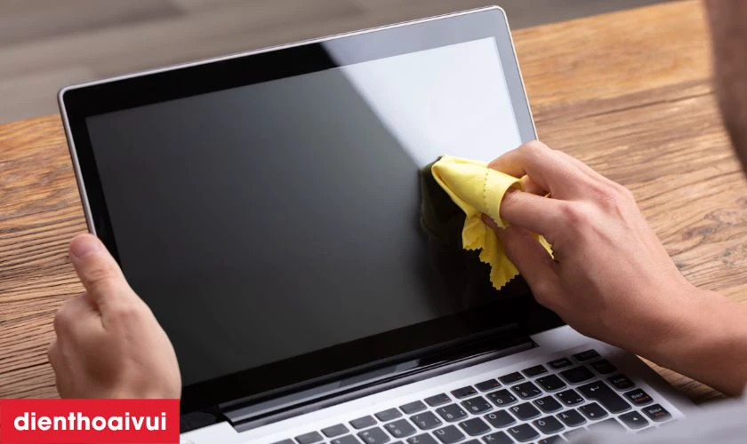 Vệ sinh m&agrave;n h&igrave;nh laptop đ&uacute;ng c&aacute;ch