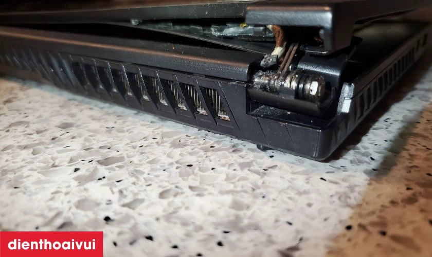 Vỏ laptop MSI bị hư ảnh hưởng tới chất lượng máy