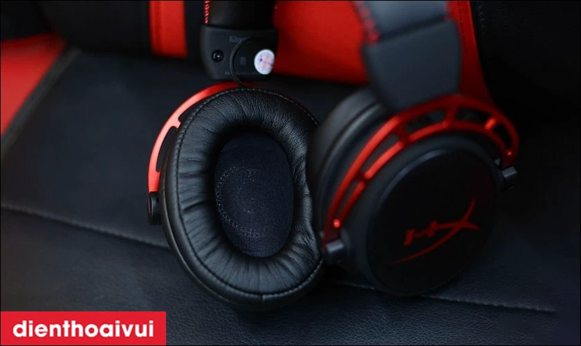 Tai nghe HyperX bằng lớp cao su, dễ bị b&aacute;m bụi
