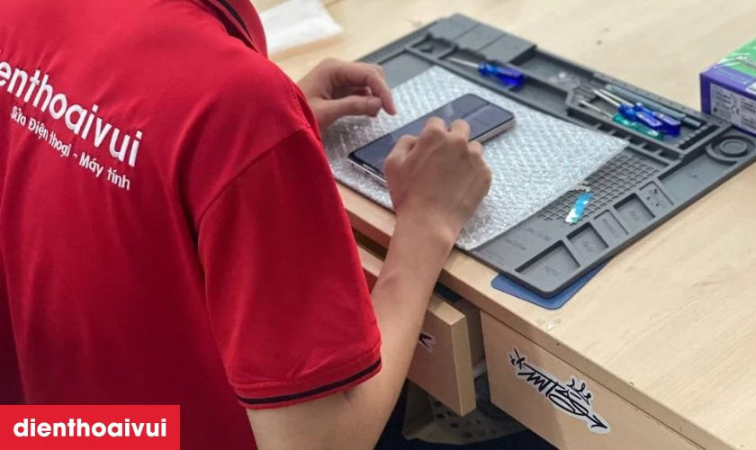 Những lưu &yacute; trước khi thay &eacute;p k&iacute;nh Tecno Pova NEO