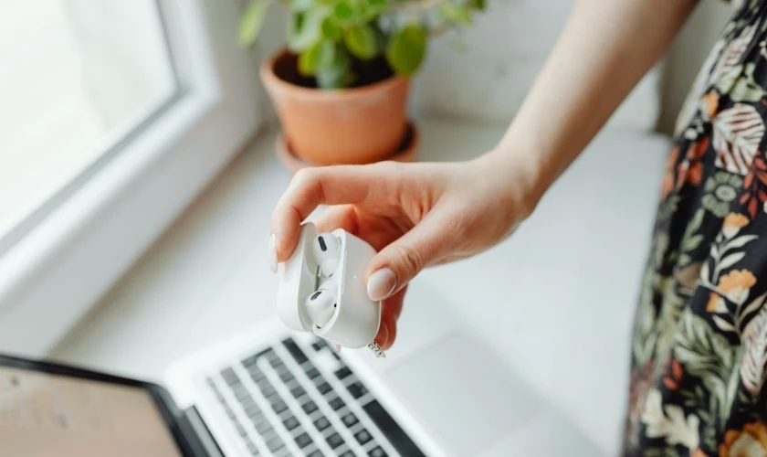 Mở nắp hộp sạc AirPod