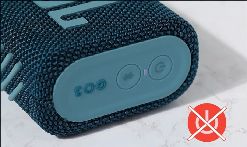 Đảm bảo loa bluetooth đ&atilde; tắt nguồn trước khi sạc