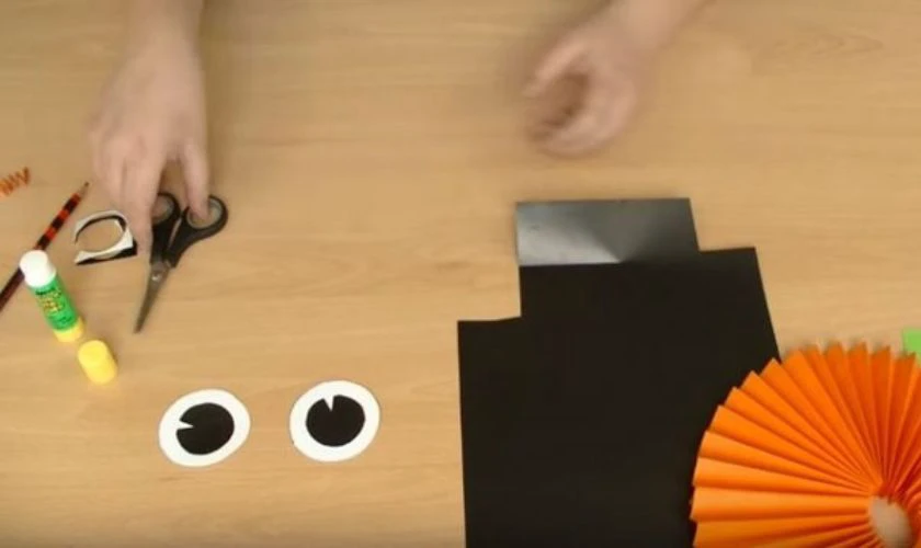 Tạo mắt h&igrave;nh tr&ograve;n cho mặt b&iacute; ng&ocirc; halloween