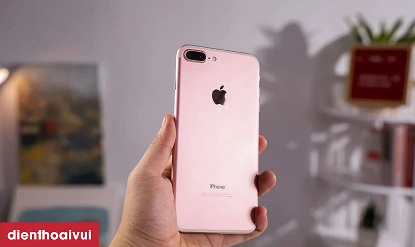 iPhone được ph&acirc;n phối ch&iacute;nh thức bởi Apple